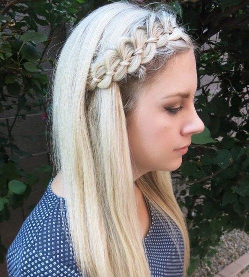 среда Hairstyle With A Ribbon Braid