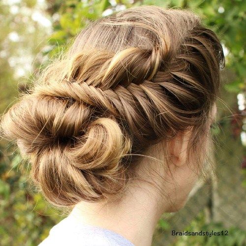 хлабав messy fishtail and bun updo
