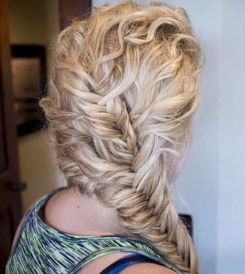 къдрав blonde hairstyle with two fishtails