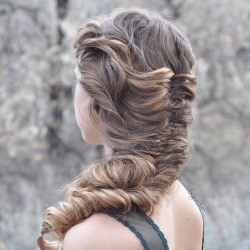 хлабав chunky fishtail braid hairstyle