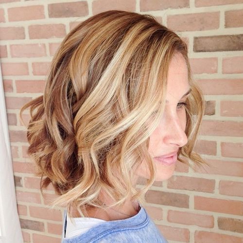 карамел short bob with blonde highlights