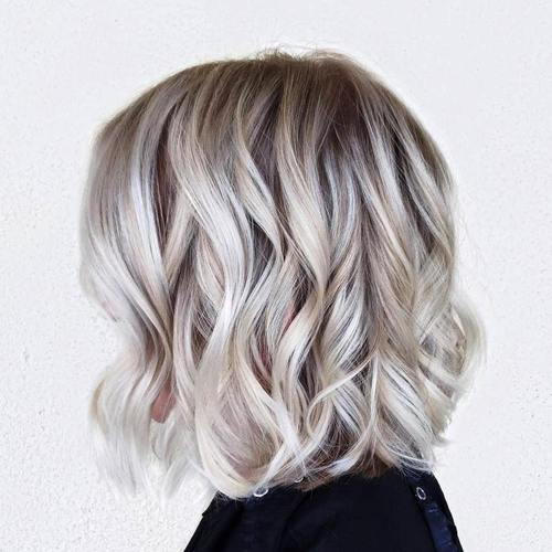 хлабаво curled blonde lob hairstyle