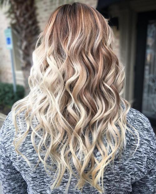 Blondes Haar mit Karamell Lowlights