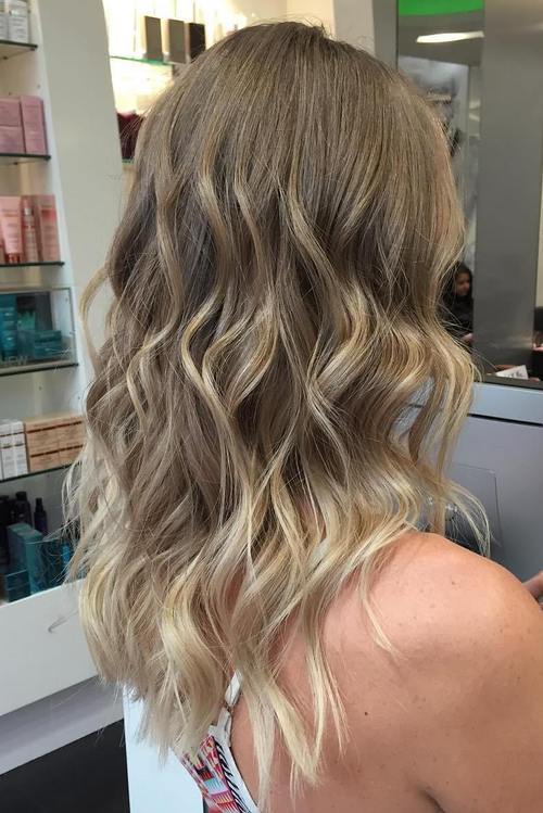 blonde Balayage-Highlights für mittelstarkes Haar