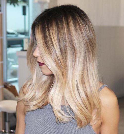 střední hair with balayage highlights and dark roots