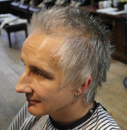 适合年长男士的尖尖灰色发型