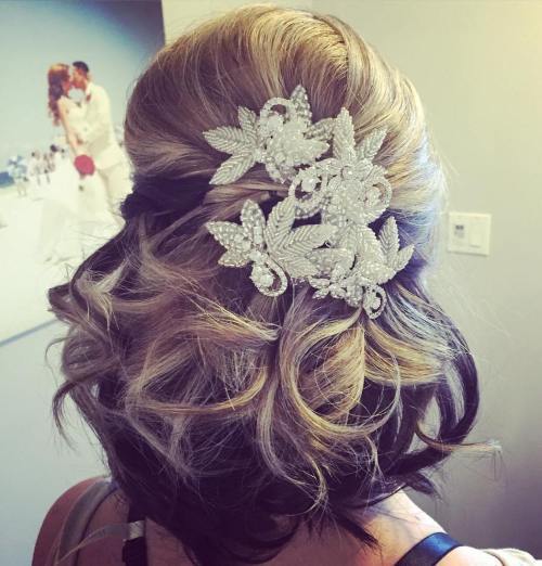 наполовина Up Curly Wedding Hairstyle