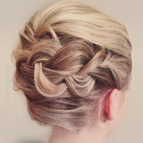 Френски Roll Updo With A Braid