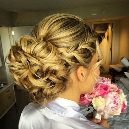 къдрав chignon with a side braid