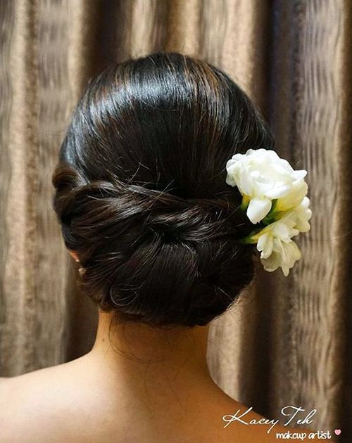 полиран chignon with hair flowers