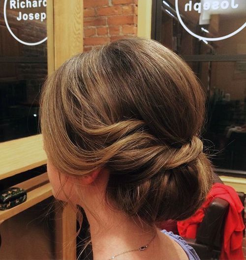 хлабав chignon with a twist