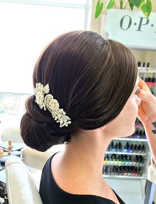 сватба chignon with a hair piece