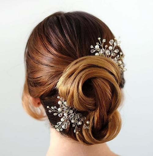 Twisted Braut Hochsteckfrisur mit Perlen Haarteile