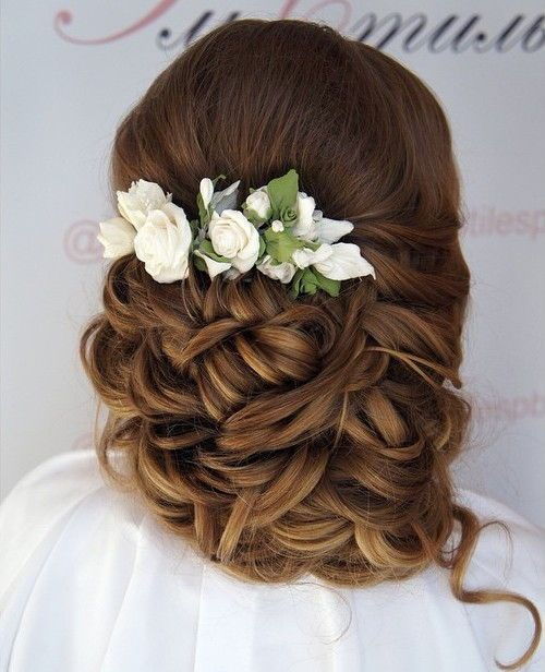 lockige Hochzeit Hochsteckfrisur mit Blumen für langes Haar
