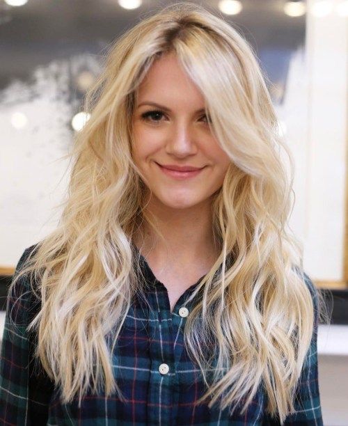дълго Light Blonde Hair With Darkened Roots