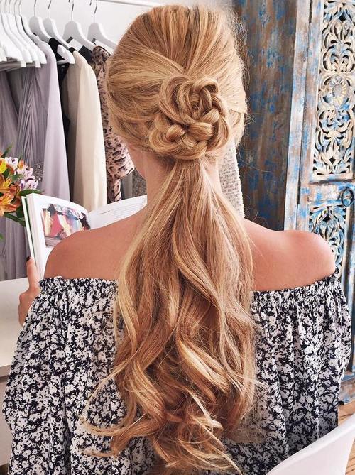 дълго ponytail hairstyle with a braided detail