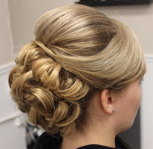 формален updo with a bouffant