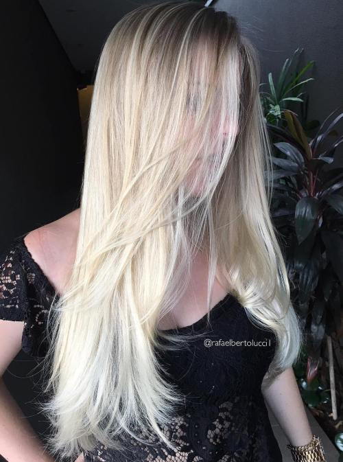 Gerade überlagertes blondes Haar