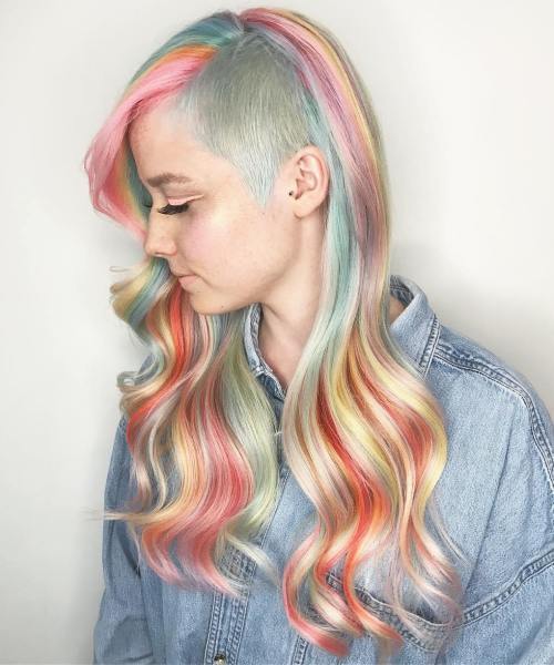 Langes Pastell Rainbow Hair mit Seitenunterschnitt