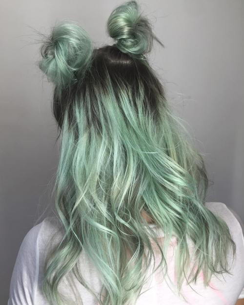Pastell grünes Haar mit schwarzen Wurzeln