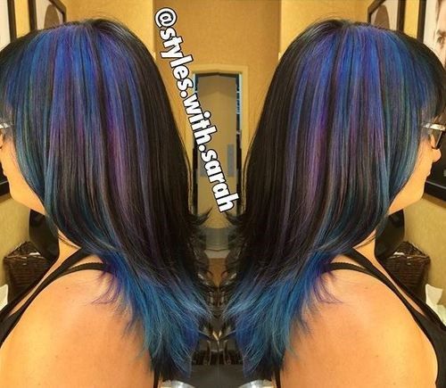 schwarze Haare mit pastelligen blauen und violetten Reflexen