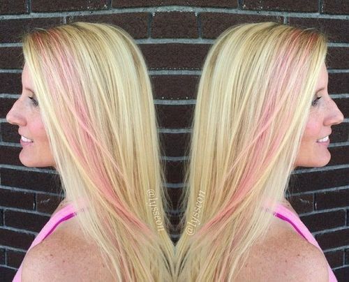 blonde Haare mit pastellrosa Streifen