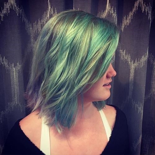 柔和的绿色中型发型
