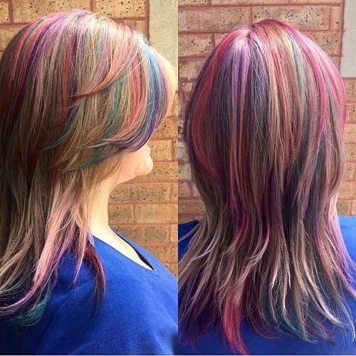 分层中长柔和的彩虹发型