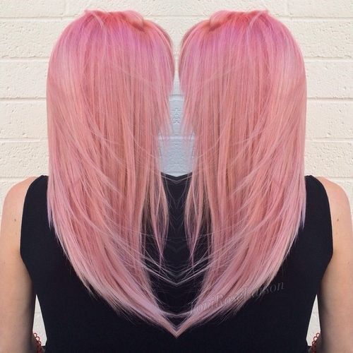pastellrosa geschichtete Frisur
