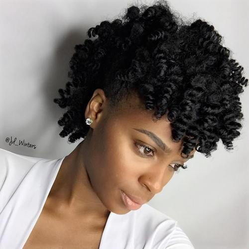 黑人妇女的短卷发发型