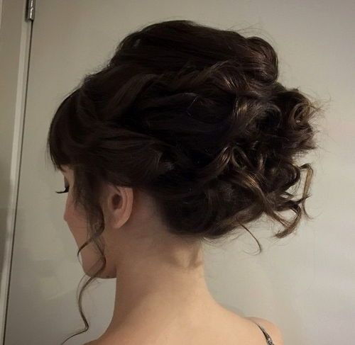 roztomilý voluminous updo for curly hair
