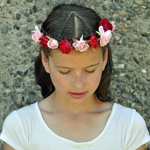 цветен Braided Crown Hairstyle For Girls