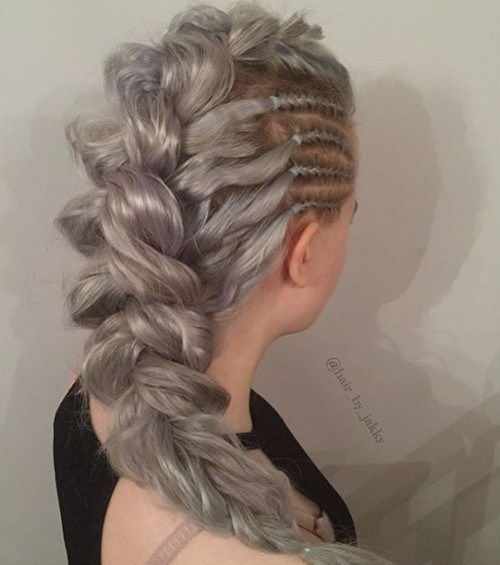 сребърен braided hairstyle