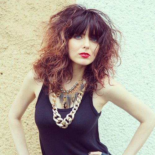 среда messy wavy hairstyle with bangs