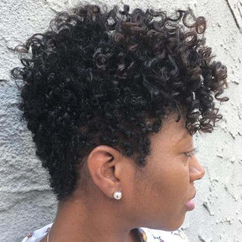 Schwarzer lockiger sich verjüngender Haarschnitt für Frauen