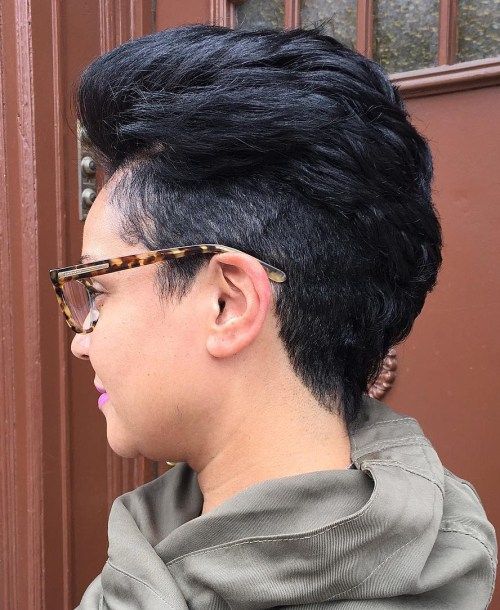 Ženy's Short Undercut Haircut