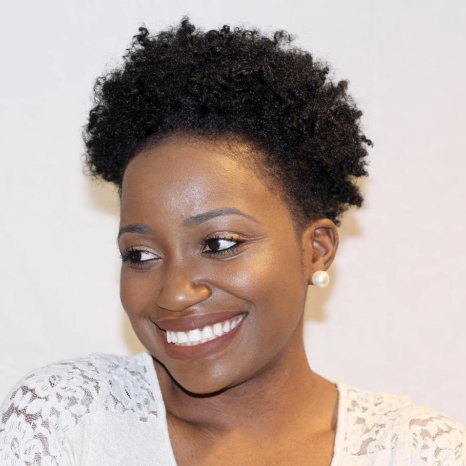 Kurze Afro-Frisur für Frauen