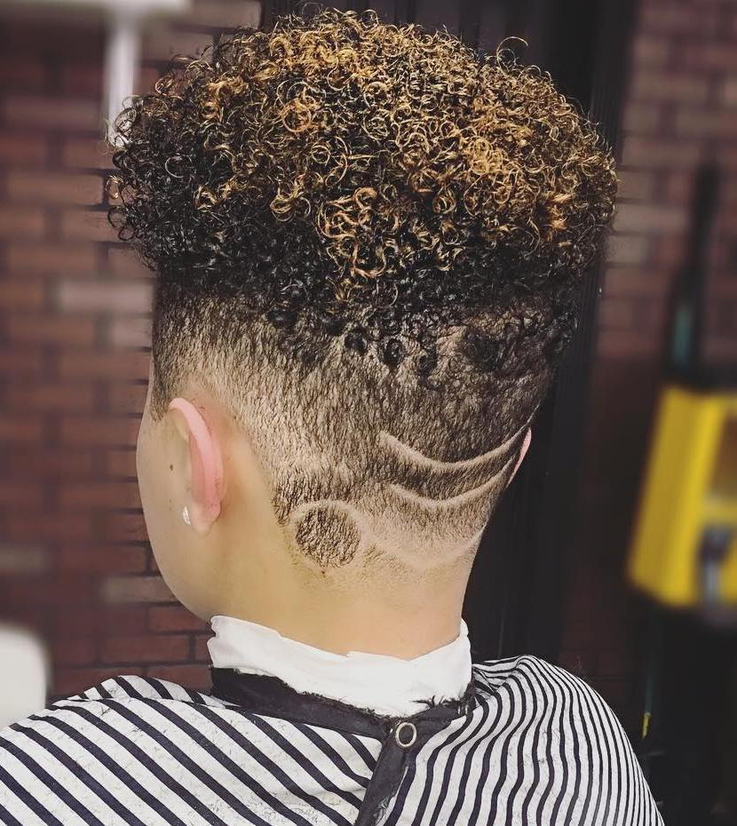 Ženy's Natural Hairstyle With Nape Undercut