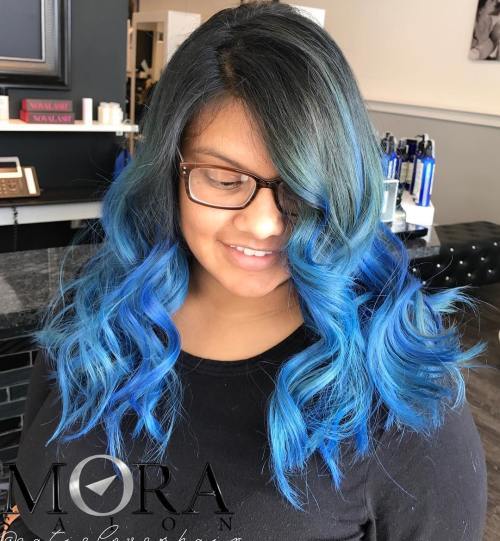 Mittelschwarzes und blaues Ombre-Haar