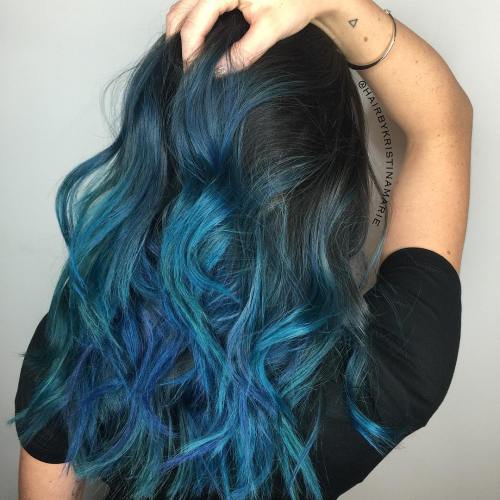 Schwarz überlagertes Haar mit blauem Balayage