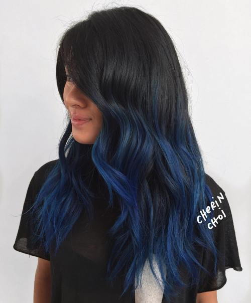 Schwarzes Haar mit blauen Balayage-Höhepunkten