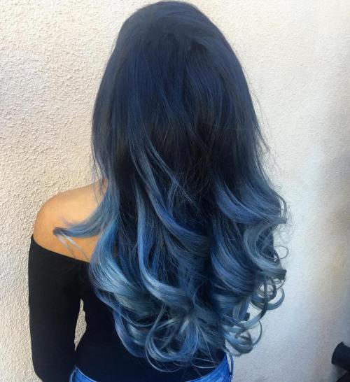 长黑色到柔和的蓝色Ombre头发