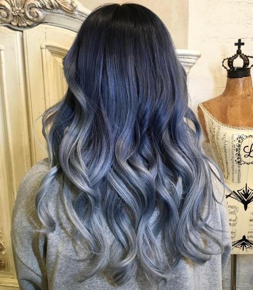 黑发的蓝色和灰色Ombre