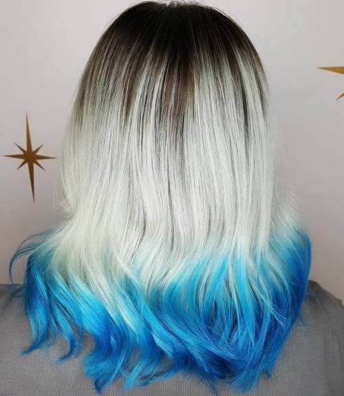 Ash Blonde Haare mit blauen Dip Dye