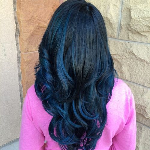 Schwarzes Haar mit blauen Highlights