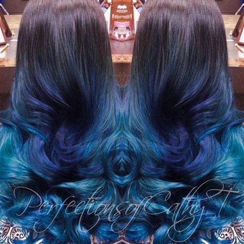 langes dunkelbraunes Haar mit blauem Ombre