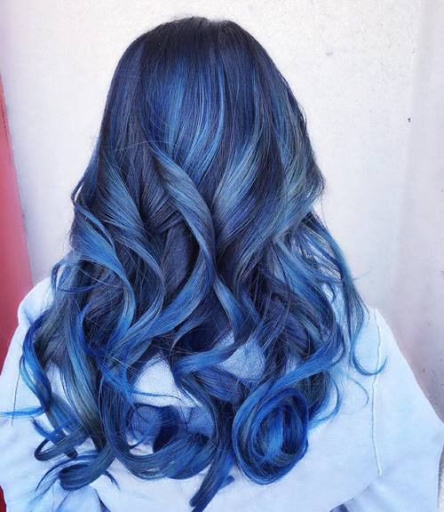 Schwarzes und blaues Balayage-Haar