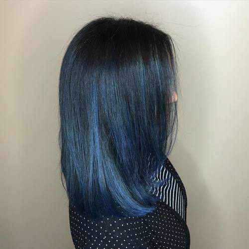 微妙的蓝色Balayage黑头发