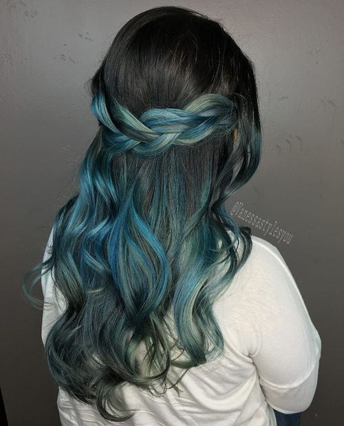 Schwarzes Haar mit Pastell Blau Ombre