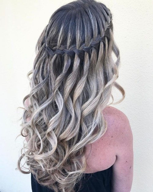 Curly Frisur mit Wasserfall Braid